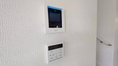 お湯張り、追い炊き、足し湯がボタン一つで楽々操作できる非常に便利な給湯機リモコンです。追い炊きがついていると寒い冬は水道代の節約にもなるので助かりますね
