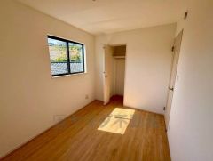 ウォークインクローゼット付きの洋室。居室としてももちろん、収納や書斎、お子様のプレイスペースにも＾＾使い勝手が良さそうです＾＾