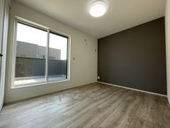 バルコニーに面した洋室です。大きな窓からやわらかな陽が差し込む明るいお部屋です。寝室としてもおすすめです。