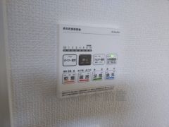 浴室暖房乾燥機付き。天候に左右されず、いつでも好きなときに洗濯物を干せるので、仕事や家事で忙しい方に重宝します。