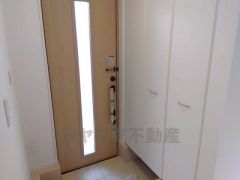 採光も考えられた明るい玄関です。たっぷり収納できるシューズボックス付きなので、家族全員の靴がきれいに整頓できます。