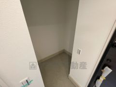 玄関には土間収納を設けています。汚れたり濡れたりしたものを一時的に置いておく場所として重宝されそうですね。