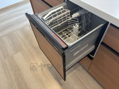 家事の時間が短縮できる食器洗浄乾燥機付。後片付けも楽になりますね。