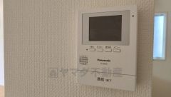 防犯性もばっちり、TVモニター付きインターホン完備。大きなモニターで玄関先を確認できます。録画機能が付いているので不在時の訪問者も確認できて安心です＾＾