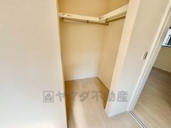 ウォークインクローゼット付き＾＾ハンガーパイプ下にボックスを置いて、枕棚を活用して、たっぷりと収納できそうです＾＾