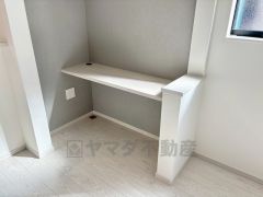 ウォークインクローゼット付き＾＾ハンガーパイプ下にボックスを置いて、枕棚を活用して、たっぷりと収納できそうです＾＾