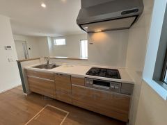 収納も、作業スペースも広々と設けられた使いやすいシステムキッチンです＾＾カウンターキッチンなので、ご家族と会話をしながら楽しくお料理ができます＾＾