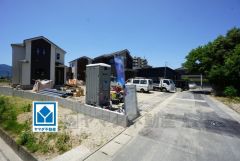 前面道路約4ｍ。バス通りから1本入った落ち着いた住宅地＾＾
