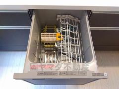 ビルトインタイプで、キッチンと同じカラーにすることにより一体感を持たせることができます。乾燥機能が備わっているため家事の時間が短縮できます。