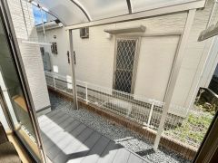 屋根付きのスペース。急な雨にも対応しやすく、洗濯物干しにも便利＾＾日々の家事を快適にしてくれます＾＾