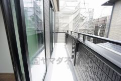 2部屋から行き来できる便利な2WAYバルコニーです。陽当たり良好なので、洗濯物がよく乾きそうですね＾＾