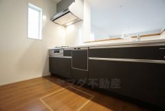 同仕様写真。リビングにいるお子様を見守りながらお料理ができる対面キッチン。カウンタートップの汚れもサッと拭き取ることができ、お掃除ラクラク＾＾