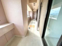 奥行きのあるゆったりとしたバルコニー。開放的な眺望を楽しめるほか、洗濯物もゆとりを持って干せる便利な空間です＾＾