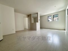 リビングは長方形で家具が配置しやすい間取りとなっています＾＾ お気に入りの家具とインテリアで素敵な部屋を作りましょう。