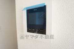 防犯性もばっちり、TVモニター付きインターホン完備。大きなモニターで玄関先を確認できます。録画機能が付いているので不在時の訪問者も確認できて安心です＾＾