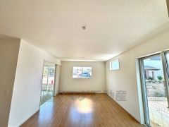 リビングには和室が隣接しており、引き戸で仕切れるので普段は繋げて広々空間として、来客時は客間としても＾＾