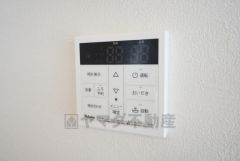 キッチン横からお湯張り、追い炊き、足し湯がボタン一つで楽々操作できる給湯機リモコンです＾＾忙しい夕飯の準備の時間帯に重宝しますね。