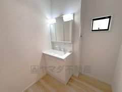  三面鏡にハンドシャワー付きで使いやすい洗面台です＾＾鏡裏と洗面ボウル下に収納付きの洗面台なので、整理整頓ができスッキリと使えます＾＾