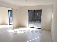 大きな掃き出し窓のあるリビングは、陽光あふれる明るい空間です。ゆったりと寛げる憩いの場となりそうです。