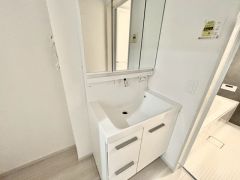 洗面台、洗濯機置き場、バスルームが連なっている、生活導線の考えられた作りになっています。