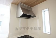 コンロ上には換気扇完備＾＾すぐ横に小窓が設けられているので、換気扇と合わせてWで換気できます＾＾