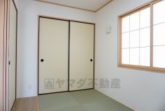 同仕様写真。リビングからの続き間として和室をご用意しました。普段はリビングとつなげて開放的なスペースとして、来客時には客間としてお使いいただけます。