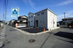 前面道路北側4ｍ（セットバック部分含む）に面しています。