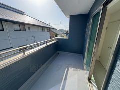 陽当たりの良いバルコニーです。お洗濯やお布団干しはもちろん、日光浴スペースにも。足元は防水工事施工済です。