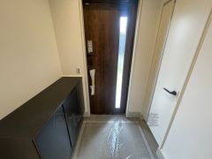 たっぷり収納できるシューズボックスです。家族全員の靴がきれいに整頓できます。棚の上にお花や写真を飾っても良いですね。