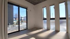 リビング横の和室は、思い切りお子様が遊べるキッズスペースに。柔らかい畳の上なら、お子様が転んでも怪我をしにくく安心です。