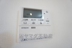 キッチン横からお湯張り、追い炊き、足し湯がボタン一つで楽々操作できる給湯機リモコンです。忙しい夕飯準備の時間帯に重宝しますね。