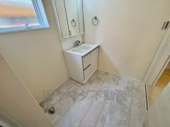 洗面台、洗濯機置き場、バスルームが連なっている、生活導線の考えられた作りになっています。