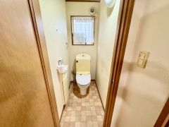 窓付きで明るく換気も快適な清潔感あるトイレ