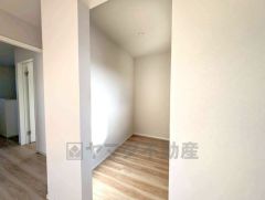 ウォークインクローゼット付き＾＾ハンガーパイプ下にボックスを置いて、枕棚を活用して、たっぷりと収納できそうです＾＾