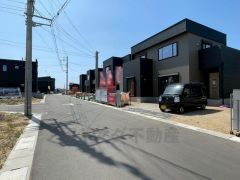 前面道路は広く、車同士がすれ違うスペースが十分にあります。落ち着いた住宅地内で快適な生活を実現してみませんか＾＾