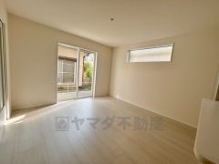 窓のあるリビングは、陽光あふれる明るい空間です。