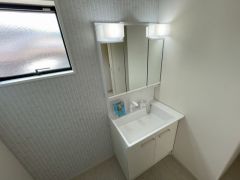 洗面台、洗濯機置き場、バスルームが連なっている、生活導線の考えられた作りになっています。