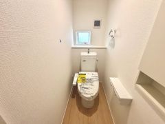 窓付きのトイレは換気もしやすく清潔に使えます＾＾ウォシュレット、暖房便座、節電・節水機能など、使い勝手のよい高機能トイレです。