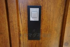 同仕様写真。現況と異なる場合は現況を優先します。電気施錠スマートコントロールキー搭載の玄関扉です。