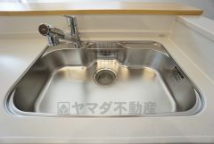 キッチンシンクは洗剤やスポンジを収納出来るラック付き。広さも確保しているので、大きなお鍋も洗いやすいですね。