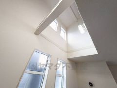 リビング上部は吹抜けになっており、開放感あふれるおしゃれな空間です。