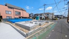 前面道路は6ｍと広々としているので、駐車も楽々できます