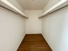 洋室にはハンガーパイプ付きのウォークインクローゼットが設けられています。たっぷり収納できるので衣替えの心配もいりませんね＾＾
