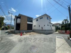 前面道路：南東側約6.3～6.8ｍ公道。北東側約2.5～3.0ｍ公道。北西側約4.4～6.5ｍ公道。