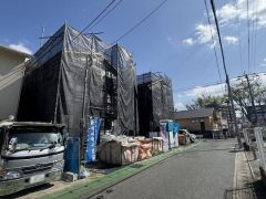 前面道路：南4.9ｍ、東8.6ｍ