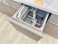 炊事時間を大幅に短縮できる食器洗浄乾燥機付きです＾＾冬場の洗い物による手荒れの悩みも軽減されますね。