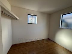 バルコニーに面した陽当たりの良い洋室です＾＾ 2面採光を確保した爽やかな風を感じて起きる朝は、快適生活の始まりに。