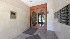 オートロック付きで防犯面にも配慮されたマンションエントランス