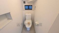 ウォシュレット付きトイレです。1階2階の2ヶ所にトイレがあるので、忙しい朝にもゆとりができますね＾＾