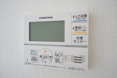キッチン横からお湯張り、追い炊き、足し湯がボタン一つで楽々操作できる給湯機リモコンです＾＾忙しい夕飯の準備の時間帯に重宝しますね。